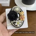 Spilla a forma di orsetto barocco vintage con rosa in tessuto nero e cristalli fini - Spilla Orso Camelia Nera