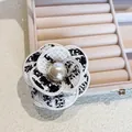 Broche camélia en tweed élégante avec perle centrale, motif classique noir et blanc. - Style Camélia Perle (Bord Blanc) / Blanc