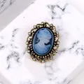Magnifique broche camée bleue vintage à monture dorée ornée de cristaux étincelants. - Bleu
