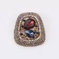 Vintage schildvormige broche met rode en blauwe kristallen en glanzende strassteentjes - Rood Blauw Antiek Goud Stijl (C4-5-8064)