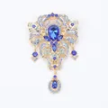 Exquisit Vintage Palast Brosche mit blauen Strasssteinen und goldenem Lochmuster Design - Blau