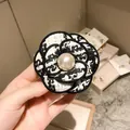 Broche camélia élégante en tweed noir et blanc avec perle centrale - Style Camélia Perle (Bord Noir) / Noir