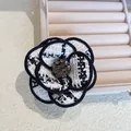 Élégante broche fleur de camélia en tweed avec centre en strass pour revers de veste. - Style Camélia Strass (Bord Noir) / Noir