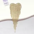 Detaillierte Ansicht einer goldenen herzförmigen Brosche mit eleganten langen Strass-Quasten - Gold