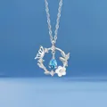 Elegante collar con colgante de corona de mariposas y flores con cristal azul gota - Flor de Mariposa / Embalaje Simple