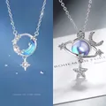 Gedetailleerd beeld van zilveren ster- en maanketting met blauwe kristallen en zirkoon - Stermaan droomjacht + Ster-maan universum / Eenvoudige Verpakking