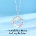 Detail van een zilveren ketting met slang- en maanhanger en roze kristallen - Slang Maan Stijl (Eenvoudige Verpakking)