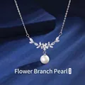 Gedetailleerde close-up van elegante parelketting met bloemtak op blauwe zijden stof - Bloementak Parel Stijl (Eenvoudige Verpakking)