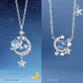 Elegante zilveren ster en maan hanger ketting met hemelsblauwe kristal voor vrouwen cadeau - Dromerige melkweg + Sterren die de maan omringen / Eenvoudige Verpakking