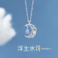 Elegante zilveren ster- en maanketting met een delicate blauwe traankristallen hanger. - Eenvoudige Verpakking / Vluchtige Maan op het Water