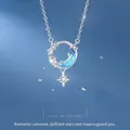Verfijnde zilveren ster en maan ketting met een blauwe kristallen maan hanger voor dames - Eenvoudige Verpakking / Achtervolg de Sterrenmaan