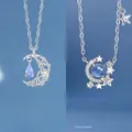 Elegante zilveren ketting met ster en maan hanger en blauwe kristal accenten. - Zwevende Maan en Sterren Rond de Maan / Eenvoudige Verpakking