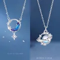 Elegante zilveren kettingen met ster maan en planeet hangers met blauwe edelstenen - Stermaan droomjacht + Dromerige planeet / Eenvoudige Verpakking