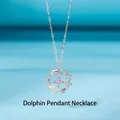 Zilveren ketting met dolfijnhanger en schitterende zirkonia op een blauwe achtergrond - Dolfijn Metgezel Stijl (Geschenkverpakking)