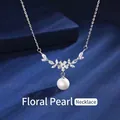 Prachtige zilverkleurige parelketting met bloemkristallen hanger op blauwe zijden stof - Bloementak Kunstparel Stijl (Geschenkverpakking)