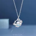 Ethereal zilveren planeet ketting met gloeiende blauwe bol en ster hanger ontwerp - Geschenkdoos / Dromerige Planeet
