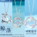 Elegante ketting met walvis en halve maan hanger met parels en fonkelende kristallen - Walvisval, Dolfijn & Slang Maan Stijl (Geschenkdoos)