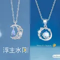 Dromerige hemelse ster- en maanbedelhalsketten met blauwe kristallen en iriserende kralen - Zwevende maan en Pluto / Geschenkdoos