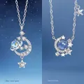 Elegante ster- en maanketting met blauwe sterrenstelselstenen. - Geschenkdoos / Dromerige melkweg + Sterren die de maan omringen