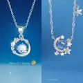 Elegante hemelse ster en maan zilveren hanger ketting met blauwe planeten. - Geschenkdoos / Pluto en Sterren Rondom Maan