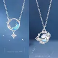 Elegante zilveren ster- en maanhalskettingen met glanzende blauwe hangers voor dames - Geschenkdoos / Stermaan droomjacht + Dromerige planeet