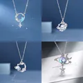 Elegante zilveren hemelse halskettingen met ster- en maandecors op dromerige blauwe achtergronden. - Droomjager + Dromerig + Universum + Ster Maan / Cadeaubonset (Set van 4) / Zilver