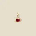 Nahaufnahme eines eleganten Anhängers mit Rubin in 18K Gold beschichtung. - Rubinfarbener Edelstein / Juli Stil Gold