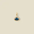 Nahaufnahme eines eleganten Anhängers aus 18K vergoldetem Edelstahl mit blauem Stein - Blauer Facettierter Edelstein / September Stil Gold