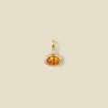 Makro-Detail von 18K vergoldetem Edelstahlanhänger mit orangem Edelstein und weißem Kristall - Orange-Gelber Edelstein / November Stil Gold