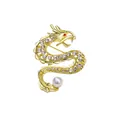 Elegante broche de dragón chino dorado con cristales brillantes y una perla blanca. - Blanco
