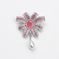 Elegante strikbroche met roze kristallen en een hangende witte parel luxe detail - Strikstijl (8587) / Roze