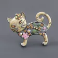 Dettaglio macro di una spilla a forma di gatto vintage con strass colorati e fiori - Giallo chiaro