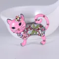 Primo piano dettagliato di una spilla a forma di gatto in smalto rosa con strass - Rosso rosa