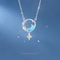 Dromerige zilveren ster-maan halsketting met een lichtblauwe kristallen maan hanger - Achtervolg de Sterrenmaan