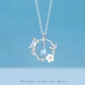 Elegante zilverkleurige ketting met vlinder- en bloemenhanger, blauwe druppelsteen - Vlinderbloem