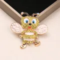 Spilla a forma di ape a cartone animato con strass gialli e ali in smalto bianco - Bianco