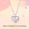 Detail van een zilveren hartketting met 'MOM' gravure en schitterende steentjes - Moederliefde Stijl / Eenvoudige Verpakking