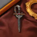 Exquisito broche de espada de estilo palacio vintage con strass rojos y negros aquí. - Negro