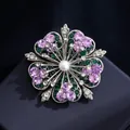 Eleganter großer Blumenbrosche mit lila Kristallen und Perle auf dunklem Grund - Lila