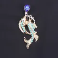 Dettaglio spilla pesce koi dorata con cristallo blu e perline turchesi - Koi con Perline Blu Cielo (N4-6-4458)