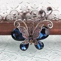 Elegante vintage vlinderbroche met grote blauwe kristallen en een zilveren afwerking - Donkerblauwe Vlinder Stijl