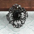 Elegante broche in vintage-stijl met een grote centrale zwarte edelsteen en grijze stras. - Zwart Ovaal Stijl