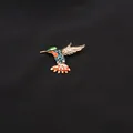 Prachtige meerkleurige emaille kolibrie broche met gedetailleerde gouden veren - Emaille Kolibri (SMT1005009345864111) / Smaragdgroen en Oranje Emaille