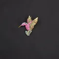 Variant van levendige meerkleurige strass-kolibrie-broche met vintage gouden finish - Volledige Strass Vliegende Kolibri / Meerkleurig Gradiënt Strass