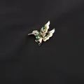 Emaille kolibrie broche met groene strassteentjes en gedetailleerde vergulde afwerking - Groen en Wit Strass Brosche / Groen en Wit Gradiënt Emaille
