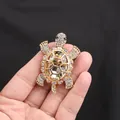 Elegante spilla a forma di tartaruga con strass per mostrare dimensioni e dettagli. - Oro + Cristallo Ambra