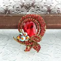 Luxe vintage broche met groot rood kristal in druppelvorm en antiekgouden afwerking - Rode Waterdruppel Stijl