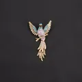 Elegante kolibri broche bezet met blauwe en paarse strass-steentjes op gouden basis. - Blauw en Paars Gradiënt Gouden Basis