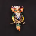 Vintage kleurrijke emaille uil broche speld met fonkelende groene kristallen ogen - Veelkleurige Emaille Uil (A2-4-7044)