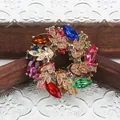 Elegante vintage cirkelvormige kransbroche met kleurrijke kristallen en gouden bladeren - Veelkleurige Kristallen Krans Stijl